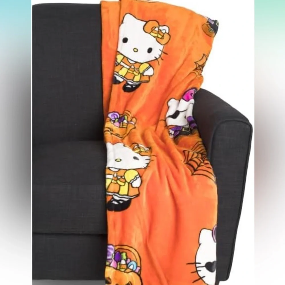 HELLO KITTY HALLOWEEN SET OF TWO THROW BLANKETS 🎃🎃